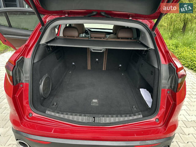 Красный Альфа Ромео Стелвио, объемом двигателя 2 л и пробегом 55 тыс. км за 26500 $, фото 22 на Automoto.ua