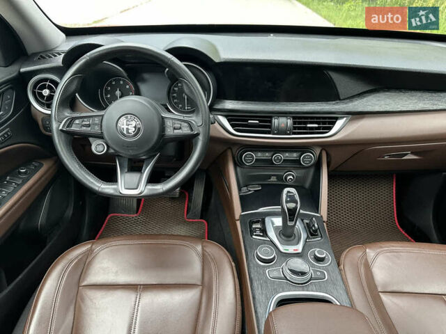 Красный Альфа Ромео Стелвио, объемом двигателя 2 л и пробегом 55 тыс. км за 26500 $, фото 17 на Automoto.ua