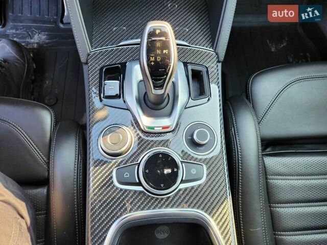 Красный Альфа Ромео Стелвио, объемом двигателя 2.9 л и пробегом 33 тыс. км за 57000 $, фото 15 на Automoto.ua