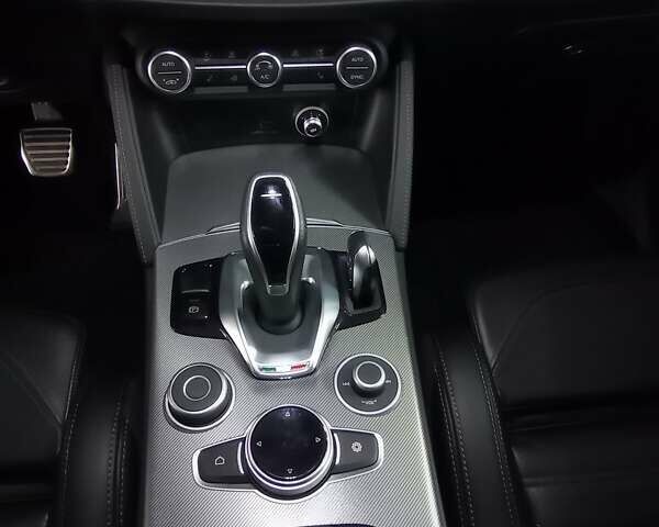 Красный Альфа Ромео Стелвио, объемом двигателя 2 л и пробегом 13 тыс. км за 32500 $, фото 27 на Automoto.ua