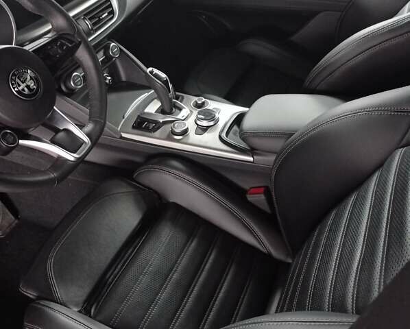 Красный Альфа Ромео Стелвио, объемом двигателя 2 л и пробегом 13 тыс. км за 32500 $, фото 30 на Automoto.ua