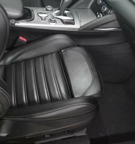 Красный Альфа Ромео Стелвио, объемом двигателя 2 л и пробегом 13 тыс. км за 32500 $, фото 24 на Automoto.ua