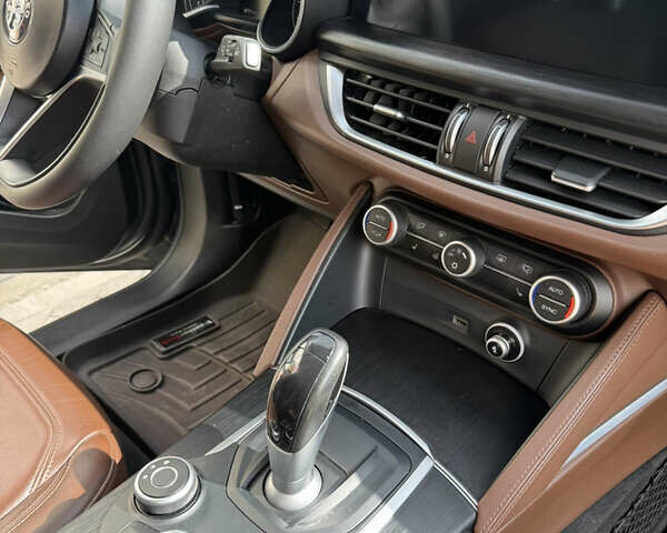 Серый Альфа Ромео Стелвио, объемом двигателя 2 л и пробегом 92 тыс. км за 19500 $, фото 2 на Automoto.ua