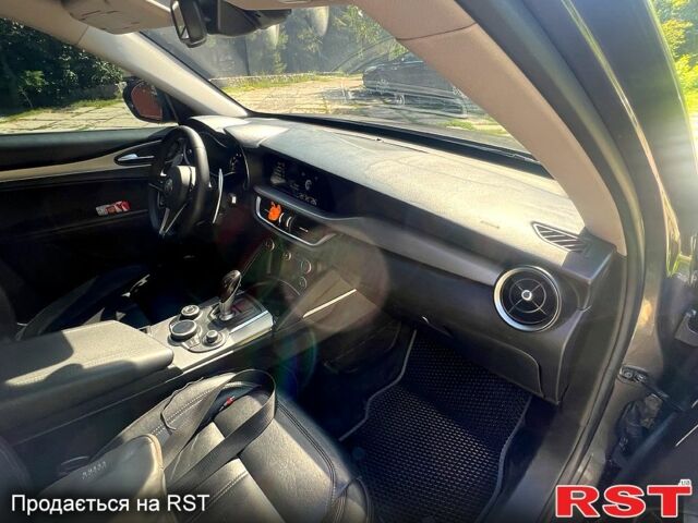 Альфа Ромео Стелвио 2017 в Харькове на Automoto.ua Серый Альфа Ромео Стелвио, объемом двигателя 2 л и пробегом 83 тыс. км за 22500 $, фото 9 на Automoto.ua