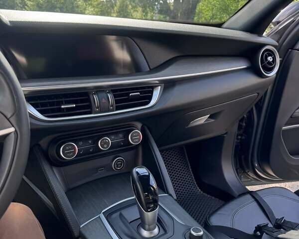 Альфа Ромео Стелвио 2017 в Киеве на Automoto.ua Серый Альфа Ромео Стелвио, объемом двигателя 2 л и пробегом 96 тыс. км за 24999 $, фото 35 на Automoto.ua