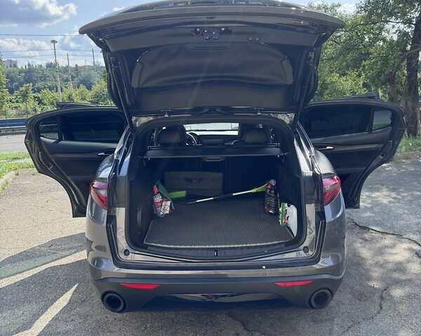 Альфа Ромео Стелвио 2017 в Киеве на Automoto.ua Серый Альфа Ромео Стелвио, объемом двигателя 2 л и пробегом 96 тыс. км за 24999 $, фото 48 на Automoto.ua