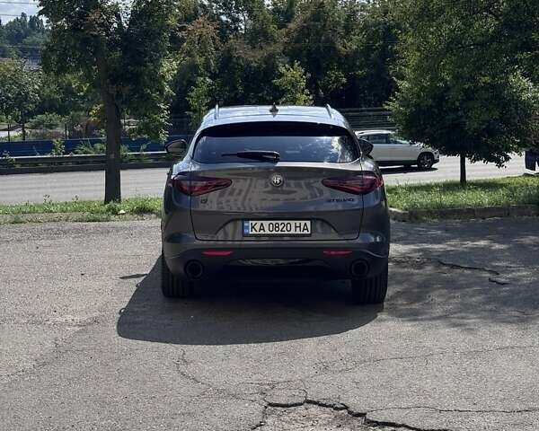 Альфа Ромео Стелвио 2017 в Киеве на Automoto.ua Серый Альфа Ромео Стелвио, объемом двигателя 2 л и пробегом 96 тыс. км за 24999 $, фото 6 на Automoto.ua