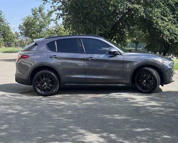 Альфа Ромео Стелвио 2017 в Киеве на Automoto.ua Серый Альфа Ромео Стелвио, объемом двигателя 2 л и пробегом 96 тыс. км за 24999 $, фото 3 на Automoto.ua