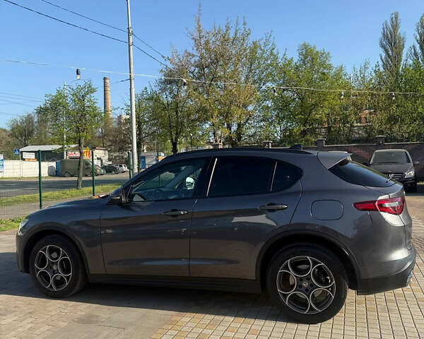 Серый Альфа Ромео Стелвио, объемом двигателя 2 л и пробегом 75 тыс. км за 25000 $, фото 3 на Automoto.ua