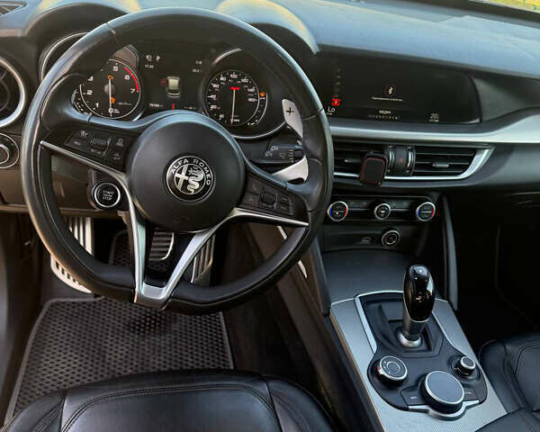 Серый Альфа Ромео Стелвио, объемом двигателя 2 л и пробегом 75 тыс. км за 25000 $, фото 9 на Automoto.ua