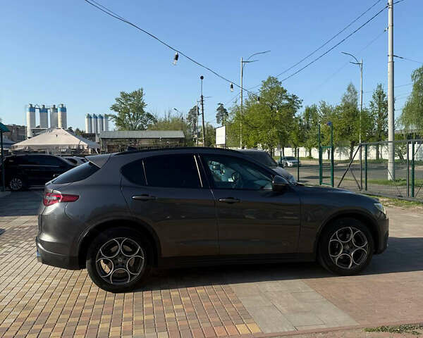 Серый Альфа Ромео Стелвио, объемом двигателя 2 л и пробегом 75 тыс. км за 25000 $, фото 4 на Automoto.ua