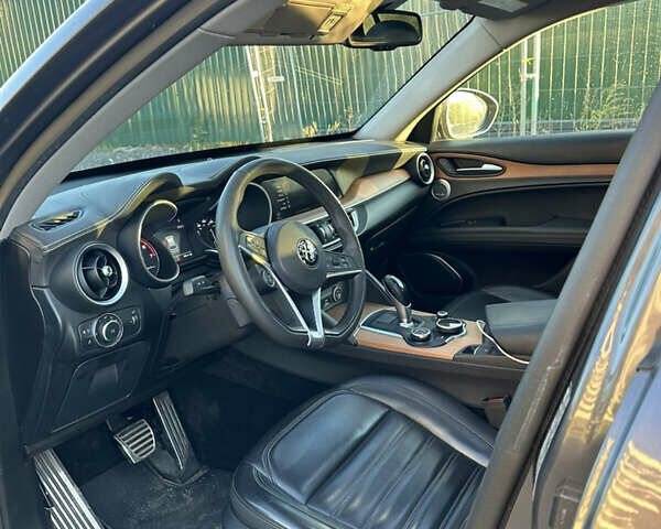 Альфа Ромео Стелвио 2018 в Киеве на Automoto.ua Серый Альфа Ромео Стелвио, объемом двигателя 2 л и пробегом 60 тыс. км за 22000 $, фото 5 на Automoto.ua