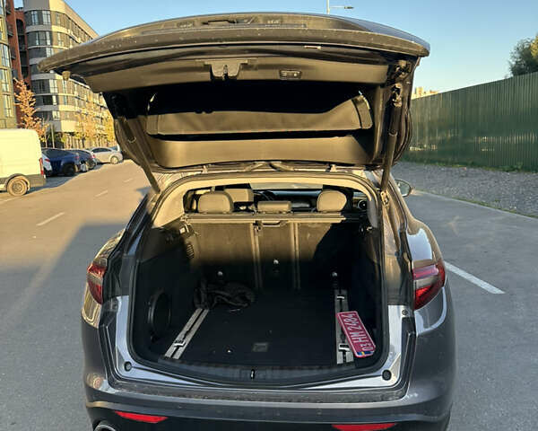 Альфа Ромео Стелвио 2018 в Киеве на Automoto.ua Серый Альфа Ромео Стелвио, объемом двигателя 2 л и пробегом 60 тыс. км за 22000 $, фото 6 на Automoto.ua