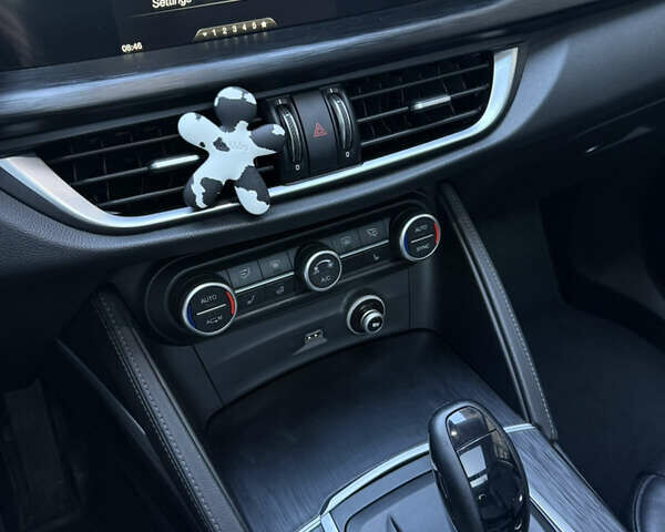 Серый Альфа Ромео Стелвио, объемом двигателя 2 л и пробегом 198 тыс. км за 17500 $, фото 11 на Automoto.ua