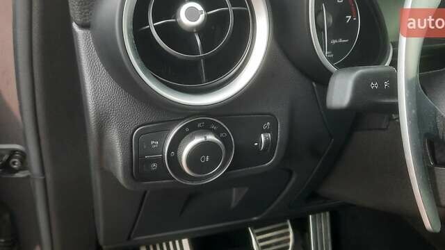 Серый Альфа Ромео Стелвио, объемом двигателя 2 л и пробегом 84 тыс. км за 17500 $, фото 20 на Automoto.ua