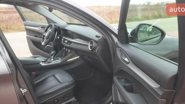 Серый Альфа Ромео Стелвио, объемом двигателя 2 л и пробегом 84 тыс. км за 17500 $, фото 25 на Automoto.ua