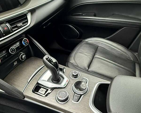 Серый Альфа Ромео Стелвио, объемом двигателя 2 л и пробегом 72 тыс. км за 24450 $, фото 12 на Automoto.ua