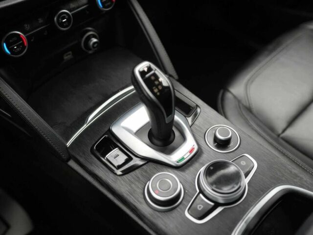 Серый Альфа Ромео Стелвио, объемом двигателя 2 л и пробегом 48 тыс. км за 12500 $, фото 9 на Automoto.ua