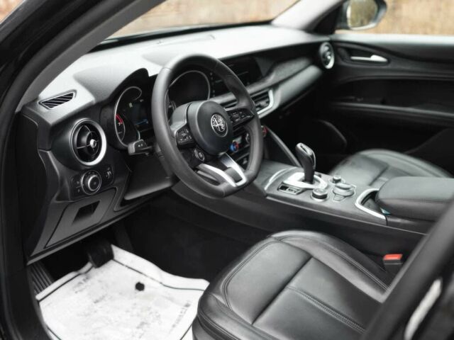 Серый Альфа Ромео Стелвио, объемом двигателя 2 л и пробегом 48 тыс. км за 12500 $, фото 7 на Automoto.ua