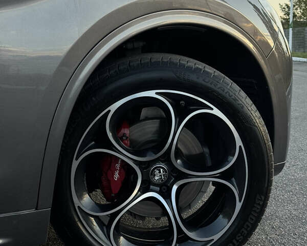 Серый Альфа Ромео Стелвио, объемом двигателя 2 л и пробегом 66 тыс. км за 30000 $, фото 4 на Automoto.ua