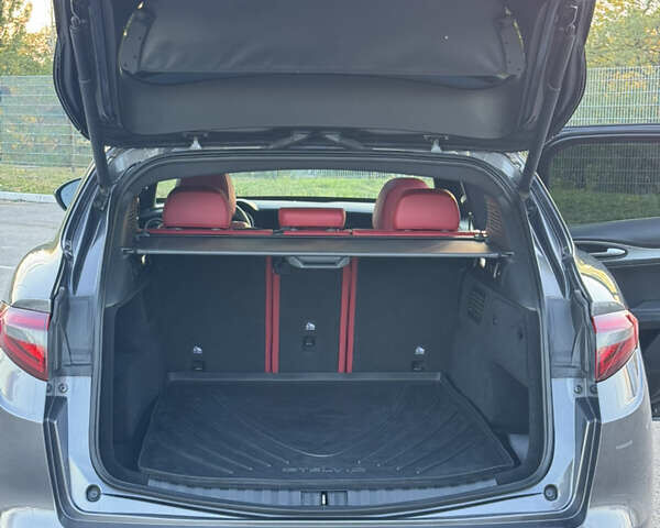 Серый Альфа Ромео Стелвио, объемом двигателя 2 л и пробегом 66 тыс. км за 30000 $, фото 11 на Automoto.ua