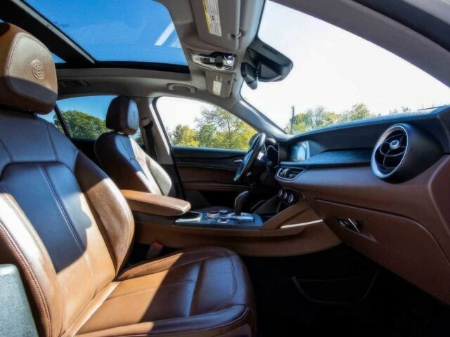 Серый Альфа Ромео Стелвио, объемом двигателя 2 л и пробегом 20 тыс. км за 18900 $, фото 6 на Automoto.ua