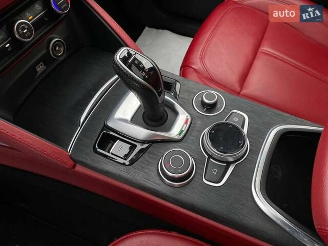 Синий Альфа Ромео Стелвио, объемом двигателя 2 л и пробегом 35 тыс. км за 21800 $, фото 19 на Automoto.ua