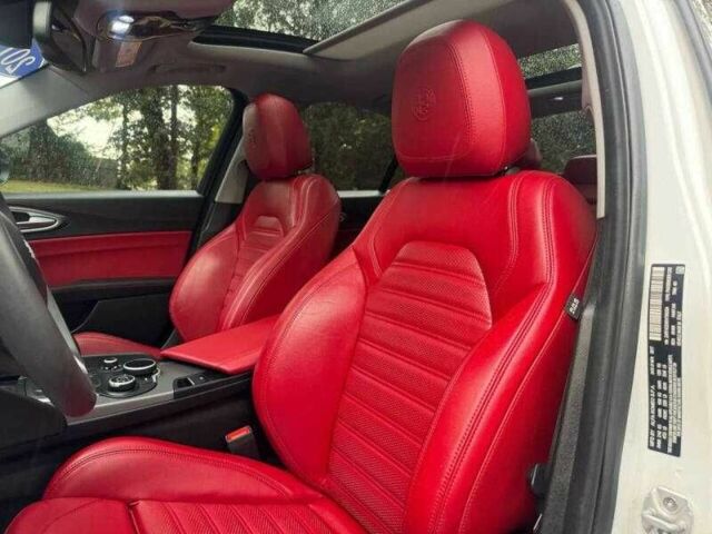 Белый Альфа Giulia, объемом двигателя 2 л и пробегом 56 тыс. км за 5400 $, фото 4 на Automoto.ua