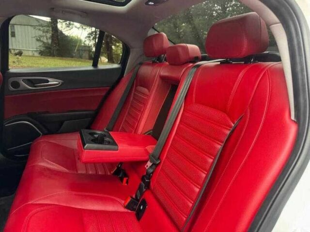 Белый Альфа Giulia, объемом двигателя 2 л и пробегом 56 тыс. км за 5400 $, фото 9 на Automoto.ua