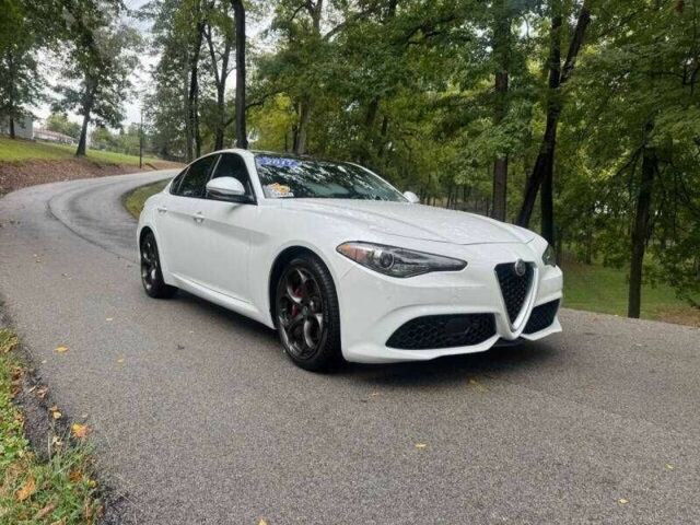 Белый Альфа Giulia, объемом двигателя 2 л и пробегом 56 тыс. км за 5400 $, фото 3 на Automoto.ua