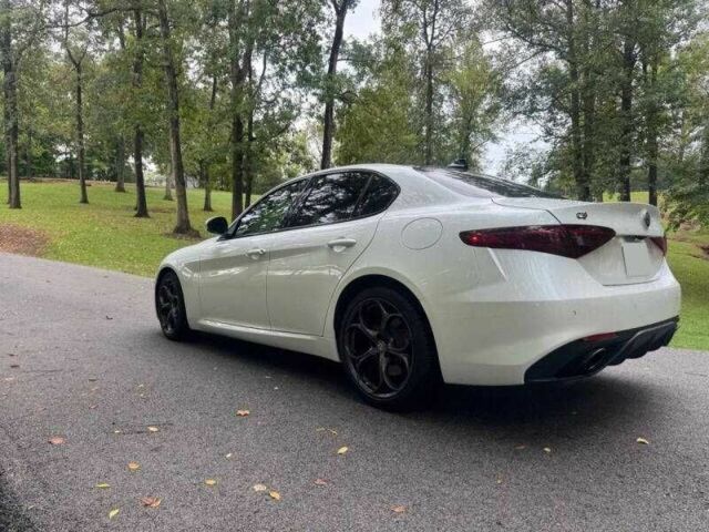 Белый Альфа Giulia, объемом двигателя 2 л и пробегом 56 тыс. км за 5400 $, фото 1 на Automoto.ua