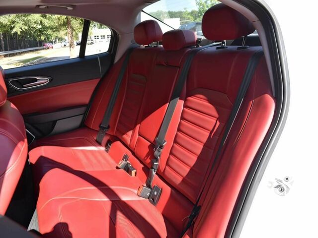 Белый Альфа Giulia, объемом двигателя 2 л и пробегом 55 тыс. км за 7900 $, фото 10 на Automoto.ua