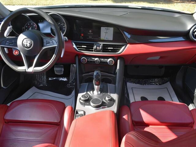 Белый Альфа Giulia, объемом двигателя 2 л и пробегом 55 тыс. км за 7900 $, фото 7 на Automoto.ua