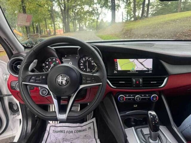 Белый Альфа Giulia, объемом двигателя 2 л и пробегом 56 тыс. км за 5400 $, фото 6 на Automoto.ua