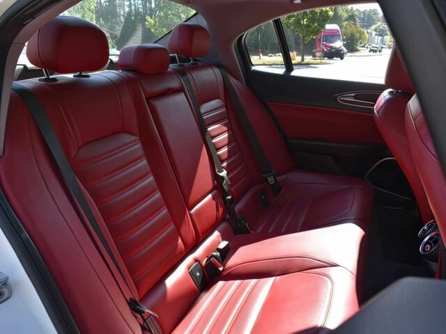 Белый Альфа Giulia, объемом двигателя 2 л и пробегом 55 тыс. км за 7900 $, фото 11 на Automoto.ua