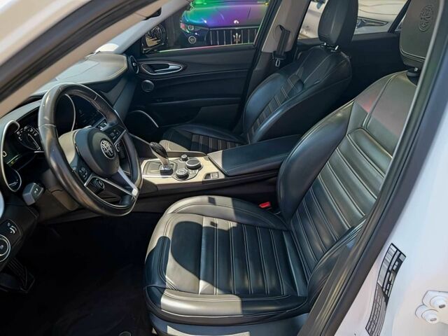 Білий Альфа Giulia, об'ємом двигуна 2 л та пробігом 69 тис. км за 5300 $, фото 8 на Automoto.ua