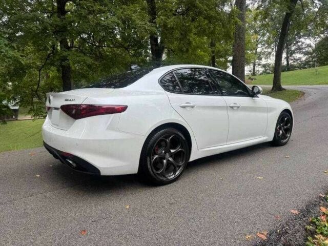 Белый Альфа Giulia, объемом двигателя 2 л и пробегом 56 тыс. км за 5400 $, фото 2 на Automoto.ua