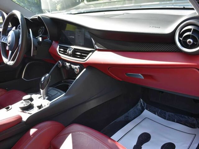 Белый Альфа Giulia, объемом двигателя 2 л и пробегом 55 тыс. км за 7900 $, фото 9 на Automoto.ua