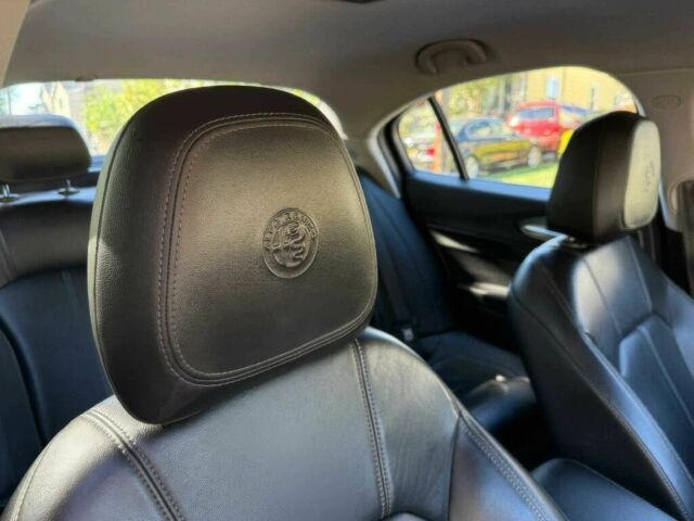 Белый Альфа Giulia, объемом двигателя 2 л и пробегом 44 тыс. км за 4100 $, фото 8 на Automoto.ua