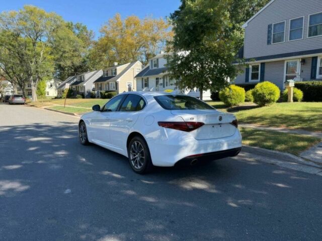 Белый Альфа Giulia, объемом двигателя 2 л и пробегом 44 тыс. км за 4100 $, фото 3 на Automoto.ua