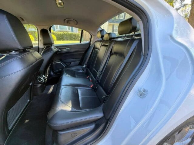 Белый Альфа Giulia, объемом двигателя 2 л и пробегом 44 тыс. км за 4100 $, фото 11 на Automoto.ua