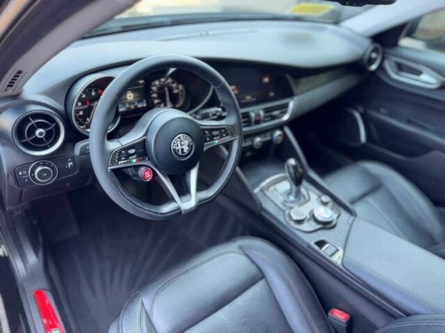 Белый Альфа Giulia, объемом двигателя 2 л и пробегом 52 тыс. км за 13600 $, фото 9 на Automoto.ua
