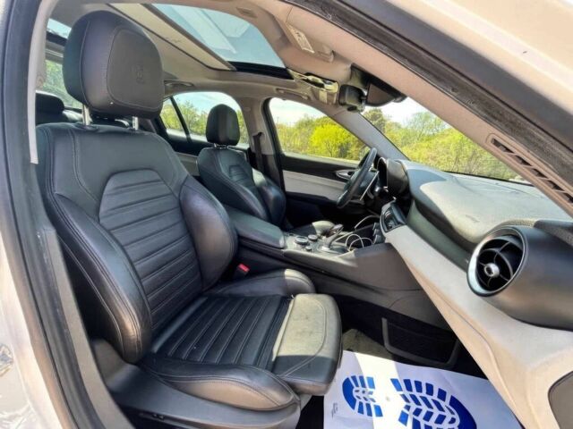 Белый Альфа Giulia, объемом двигателя 2 л и пробегом 36 тыс. км за 15000 $, фото 9 на Automoto.ua