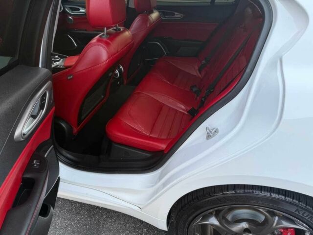 Белый Альфа Giulia, объемом двигателя 2 л и пробегом 43 тыс. км за 9500 $, фото 12 на Automoto.ua