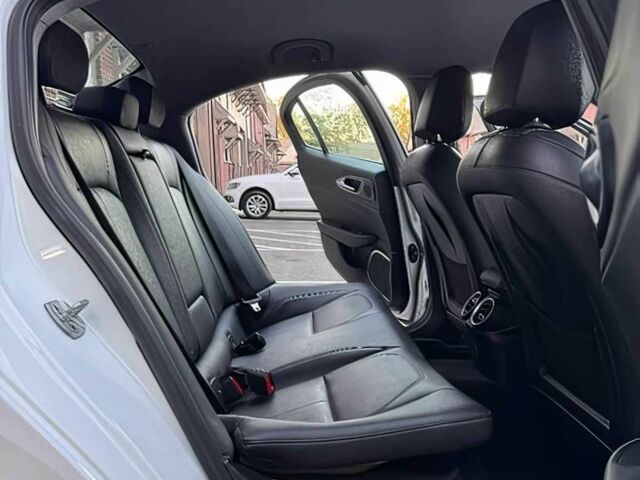 Белый Альфа Giulia, объемом двигателя 2 л и пробегом 34 тыс. км за 13000 $, фото 14 на Automoto.ua