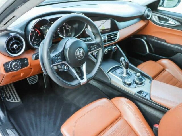 Белый Альфа Giulia, объемом двигателя 2 л и пробегом 42 тыс. км за 8900 $, фото 10 на Automoto.ua