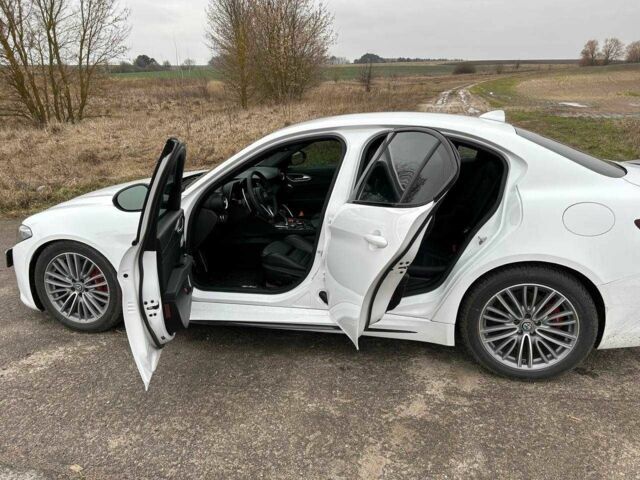 Белый Альфа Giulia, объемом двигателя 2 л и пробегом 21 тыс. км за 25700 $, фото 10 на Automoto.ua