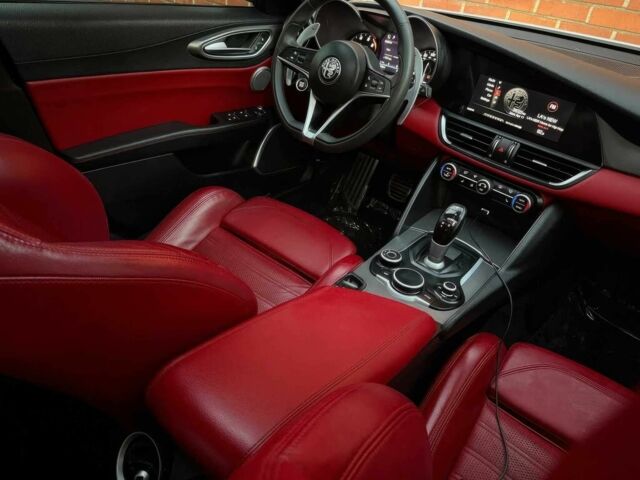 Белый Альфа Giulia, объемом двигателя 2 л и пробегом 43 тыс. км за 9500 $, фото 10 на Automoto.ua
