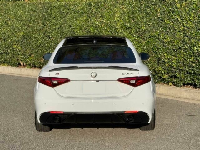 Белый Альфа Giulia, объемом двигателя 2 л и пробегом 43 тыс. км за 9500 $, фото 6 на Automoto.ua
