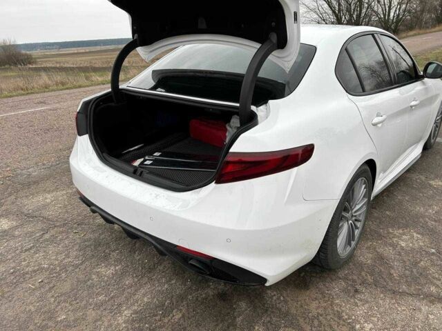 Белый Альфа Giulia, объемом двигателя 2 л и пробегом 21 тыс. км за 25700 $, фото 3 на Automoto.ua